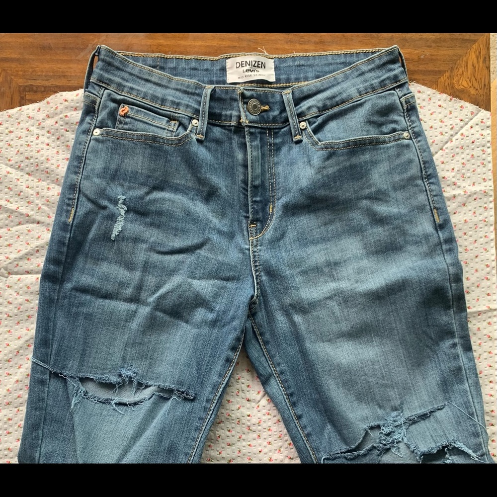Distressed blue jeans with stretch
